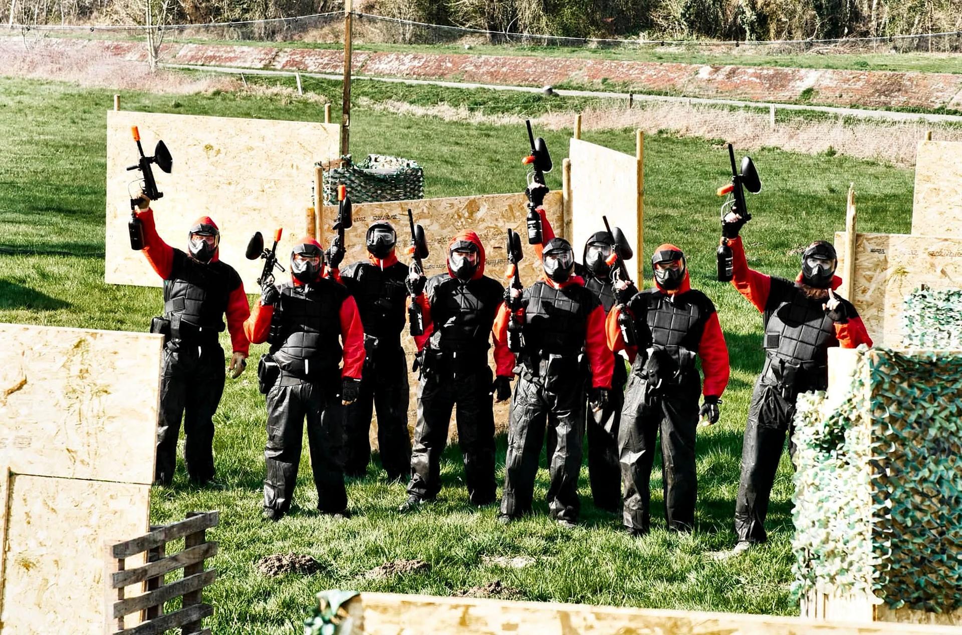 Groupe d'adultes sur le terrain de paintball WARZONE