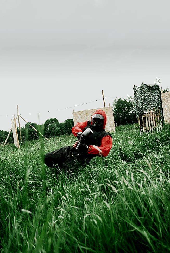Joueur Paint Force en glissade sur le terrain