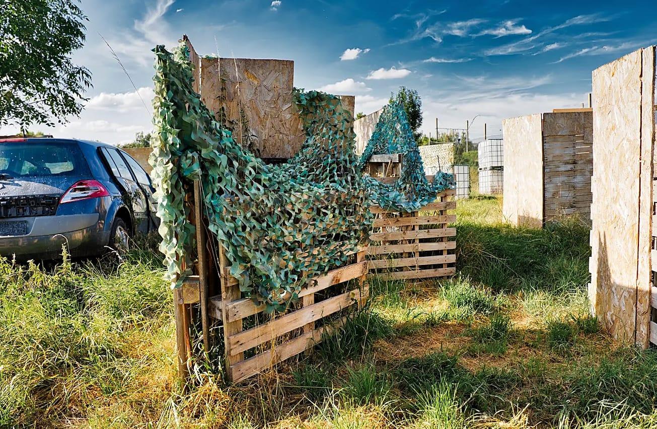 Obstacle avec filet de camouflage sur le terrain WARZONE