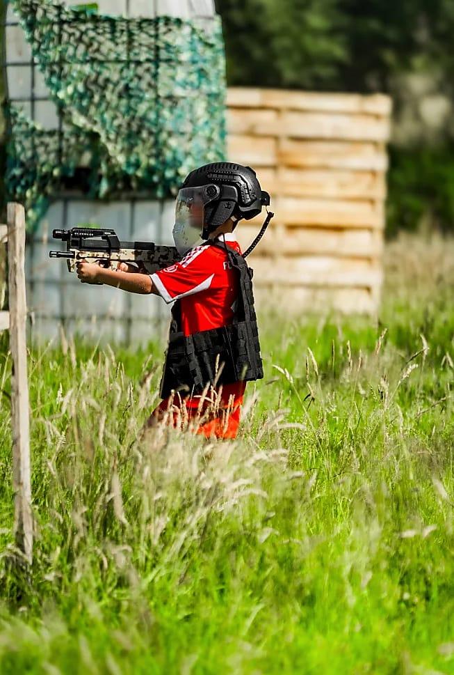 Jeune recrue Splash Ops de profil, lanceur en main