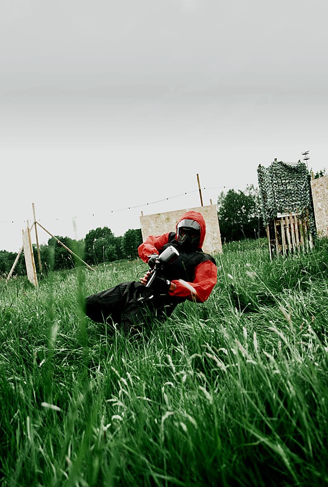Joueur Paint Force en glissade sur le terrain