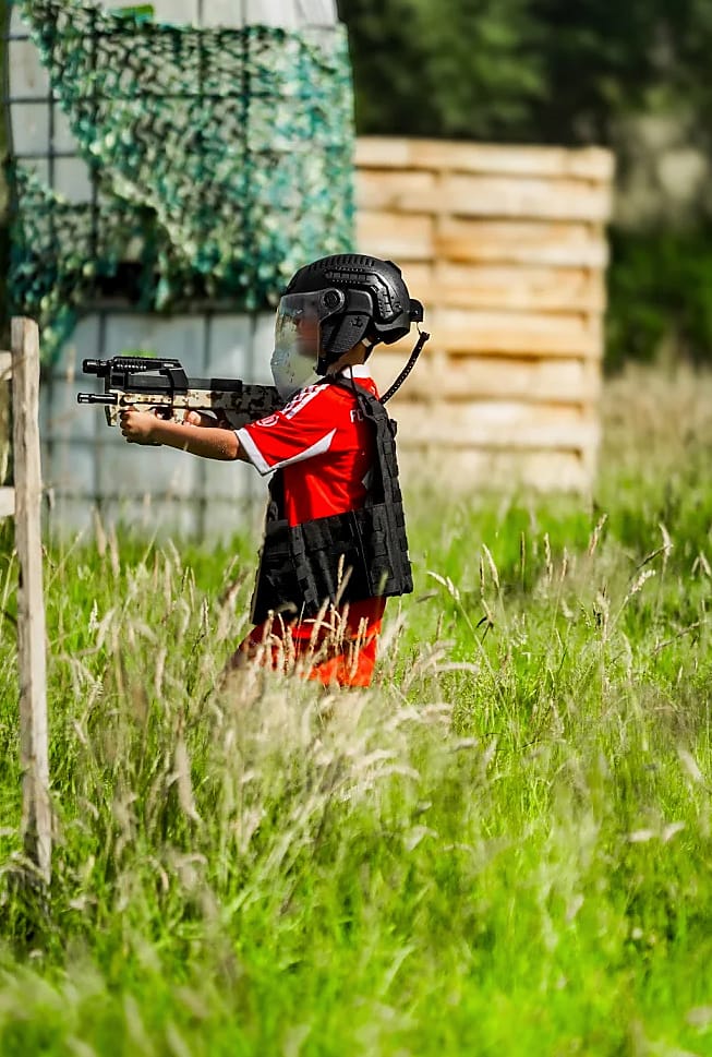 Jeune recrue Splash Ops de profil, lanceur en main